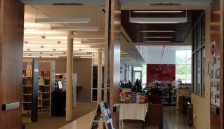 Entrance to the Komoka Library Branch